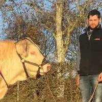 À Condat-en-Combraille dans le Puy-de-Dôme, Clément Mazet élève 110 charolaises en Gaec avec Martine Chaffraix et Mathieu Garde. Les prairies occupent