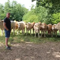 Franck Bézier s’organise pour passer sur les prairies les plus saines aux saisons où il pleut le plus. Pour les prairies pâturées, il passe juste aprè