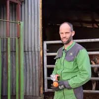 Une seule cage pour les gros bovins et les veaux