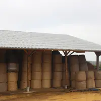 Le bâtiment de stockage est à l'entrée du site et en position centrale par rapport aux deux stabulations.