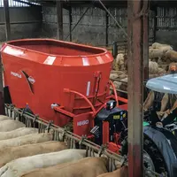 Elevage bovin allaitant. Equipement pour l'alimentation des bovins. Mélangeuse compacte à deux vis verticales Kuhn. Machinisme agricole. Distribution