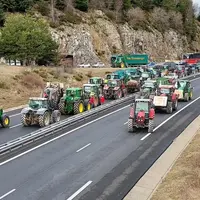 manifestation  agriculteur tracteur blocage autoroute
