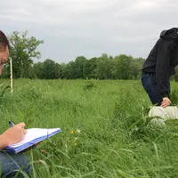 Techniciens d'Acsel (conseil en élevage). Mesure des hauteurs d'herbe avec deux techniques : l'herbomètre (démarrage de végétation) et le damier (phas