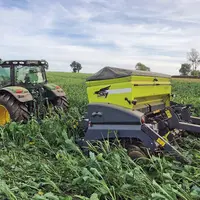 Fabien Fabre utilise un semoir direct à disques pour semer une céréale d'hiver dans un couvert de tournesol, sorgho, colza.