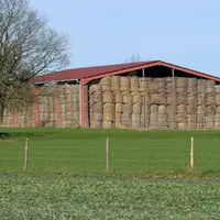 bâtiment de stockage de la paille sur une exploitation agricole