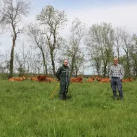 Xavier Barat (droite), cofondateur d’Innov-Eco2, et Guillaume Vandenberghe (gauche), éleveur allaitant en Gironde pratiquant le pâturage de stock sur