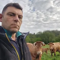 Photo de Boris Fétiveau, éleveur de bovins viande avec des vaches limousines dans l'Yonne