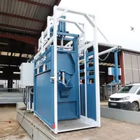 Commandé par un boîtier électronique depuis le pupitre, le panneau avant de la cage de contention s'adapte au gabarit du bovin sur les centres de rass