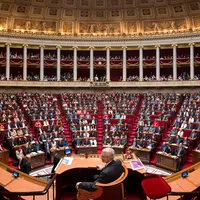 Les projets et proposition de loi en cours d'examen et d'élaboration devront reprendre la navette parlementaire à son début. Parmi eux, la loi d'orien