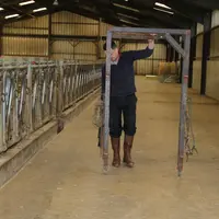 L'arrière de la cage est un cadre en ferraille soudé par Jean-Paul et muni d'un treuil. Equippé de roulettes, il peut facilement être tiré depuis le l