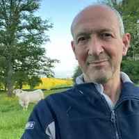 Christian Bajard, éleveur de 105 vaches allaitantes charolaises en exploitation individuelle sur 147 hectares dont 17 ha labourables à Saint-Symphorie