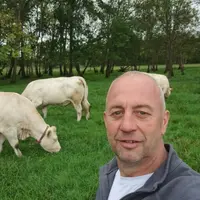 Sébastien Plaire, Les Nouillers en Charente-Maritime, 400 ha, 110 vêlages en race charolaise en système naisseur-engraisseur, 4 UTH