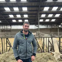 Sylvain Weber, situé à Zollingen dans le Bas-Rhin, élève une cinquantaine de vaches allaitantes et soixante vaches laitières en bio avec son oncle, He