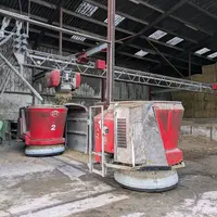 Pendant qu'un robot part distribuer, le second commence à être chargé par le grappin.