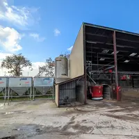 La cuisine a été installée en bout d'un bâtiment de stockage. Trois trémies ont été ajoutées à l'extérieur.