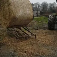 Boule de paille sur son support de chargement.