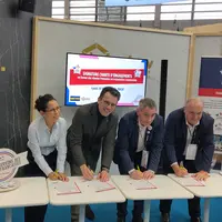 Cythia Merope (Metro France), Pascal Peltier (Metro France), Emmanuel Bernard (Interbev) et Gilles Gauthier (Interbev) signent la charte d'engagement