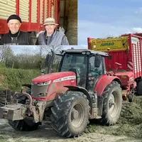 Flavien et Benoit Lecler, agriculteur à Ouville dans la Manche, devant la Remorque autochargeuse Pöttinger Jumbo 7210 Combilin