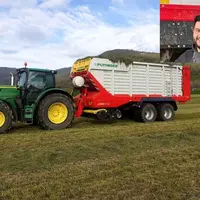 Sylvain Poulet devant sa remorque autochargeuse Pöttinger Jumbo 8400