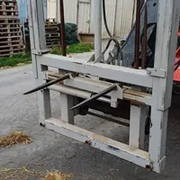 une fourche avec piques coulissants qui permet de piquer puis d’aligner les bottes de foin les unes sur les autres