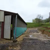 Un des deux bâtiments est en cours d’agrandissement pour que tout le cheptel puisse être logé au sec.