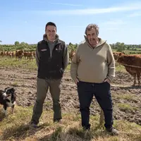 Jean-Noël Gémon et Fabien Milliéroux (dans l’élevage de ce dernier à Royan) adhèrent au dispositif Eleveur et Engagé.
