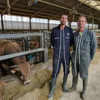 Mickaël et Alain Boursault, éleveurs à Noyal-Châtillon-sur-Seiche, en Ille-et-Vilaine : «L'automatisation du paillage nou