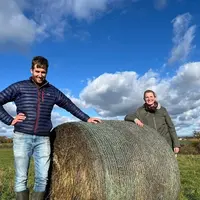 Sam Sharples et Carole Bes dans un paddock d’essai bale grazing (hiver 2025) du lycée agricole de Rodez la Roque