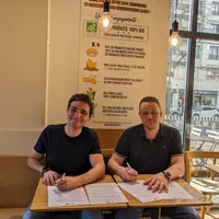 Louis Frack, co-fondateur de Bioburger, et Simon Groot Koerkamp, co-président d'Unebio et éleveur dans la Meuse, en train de signer un document