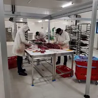 Atelier de découpe, bouchers en train de tailler la viande