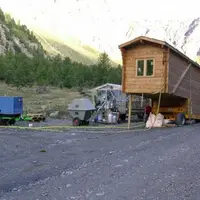 Pendant les trois mois d’alpage, le fromage est fabriqué à 2000 mètres d’altitude dans cette cabane sur roues.