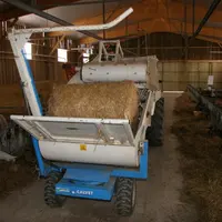 Le paillage mécanisé peut se combiner à la distribution de foin et faire gagner du temps.