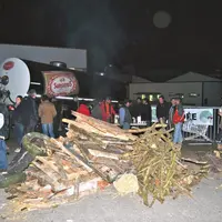 Devant l’usine « Le Petit Vendéen » à Mareuil, 200 producteurs de chèvres et de vaches ont bloqué le passage à partir de mercredi midi.