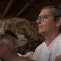 Jean-Marc élève 300 chèvres Saanen dont Chausette, sa chouchoute.