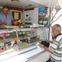 Les fermiers ont l’autorisation de préciser « affiné à la ferme » pour les différencier des fromages « fermiers » affinés en dehors.