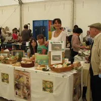 Les fromagers fermiers de l'île ont proposé leurs fromages à la vente.