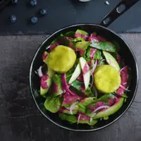 Cette jolie salade aux palets de chèvre réveillera vos papilles