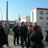 Eleveurs, engraisseurs et représentants de groupements de chevreaux ont manifesté mercredi 18 mars 2009 devant l'abattoir Loeul et Piriot à Thouars (7