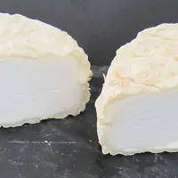 L’aspect de la croûte, en particulier sa couleur, est lié à l’implantation de flores de surface spécifiques. Ici, un beau croûtage blanc-ivoire dû à l