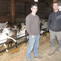 Yohan Cools et Lionel Béjaud ont investi dans un extracteur d’air dans le bâtiment des chevrettes pour diminuer les problèmes pulmonaires. © A. Villet