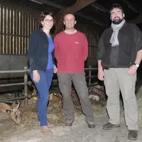 Emmanuelle et Sébastien Guillotteau, ici avec Bertrand Bluet (à droite) produisent 850 kilos de lait par chèvre en moyenne, à 37,5 de TB et 33,3 de TP