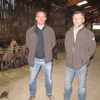 Édouard Guibert (à droite) et Samuel Bernard. Situé à Bridoré (37), le Gaec Bernard-Guibert fait partie du réseau de fermes pilotes de la société Lall