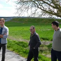 (prendre le monsieur du milieu) Benoît Roux s'efforce de laisser ses terres nues le moins longtemps possible.  © J. Jost