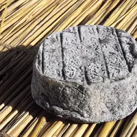 Les 38 producteurs de lait, 28 fromagers fermiers, 4 affineurs et 5 fromageries ont fabriqué plus de 1 000 tonnes de Selles-sur-Cher AOP en 2015. © An