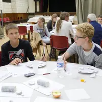 Les jeunes se sont prêtés de bon cœur au jeu de la dégustation.   © T. Mirault