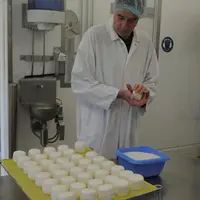 Le salage est une étape importante de l’affinage. © A.  Villette