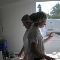 Mère et fille travaillent déjà ensemble sur l'exploitation. © M.-A. Batut