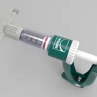L'Eprinex Multi s'applique sur le dos avec un applicateur spécialement développé pour les chèvres.  © Merial