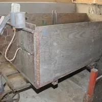 La remorque peut accueillir deux bouteilles et deux tétines mais les associés préfèrent ne faire téter qu’un chevreau à la fois. © A. Villette