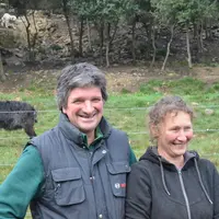 Claudine et Stéphane Poissy ont choisi la Pyrénéenne pour ses qualités allaitantes.   © F. Thuault
